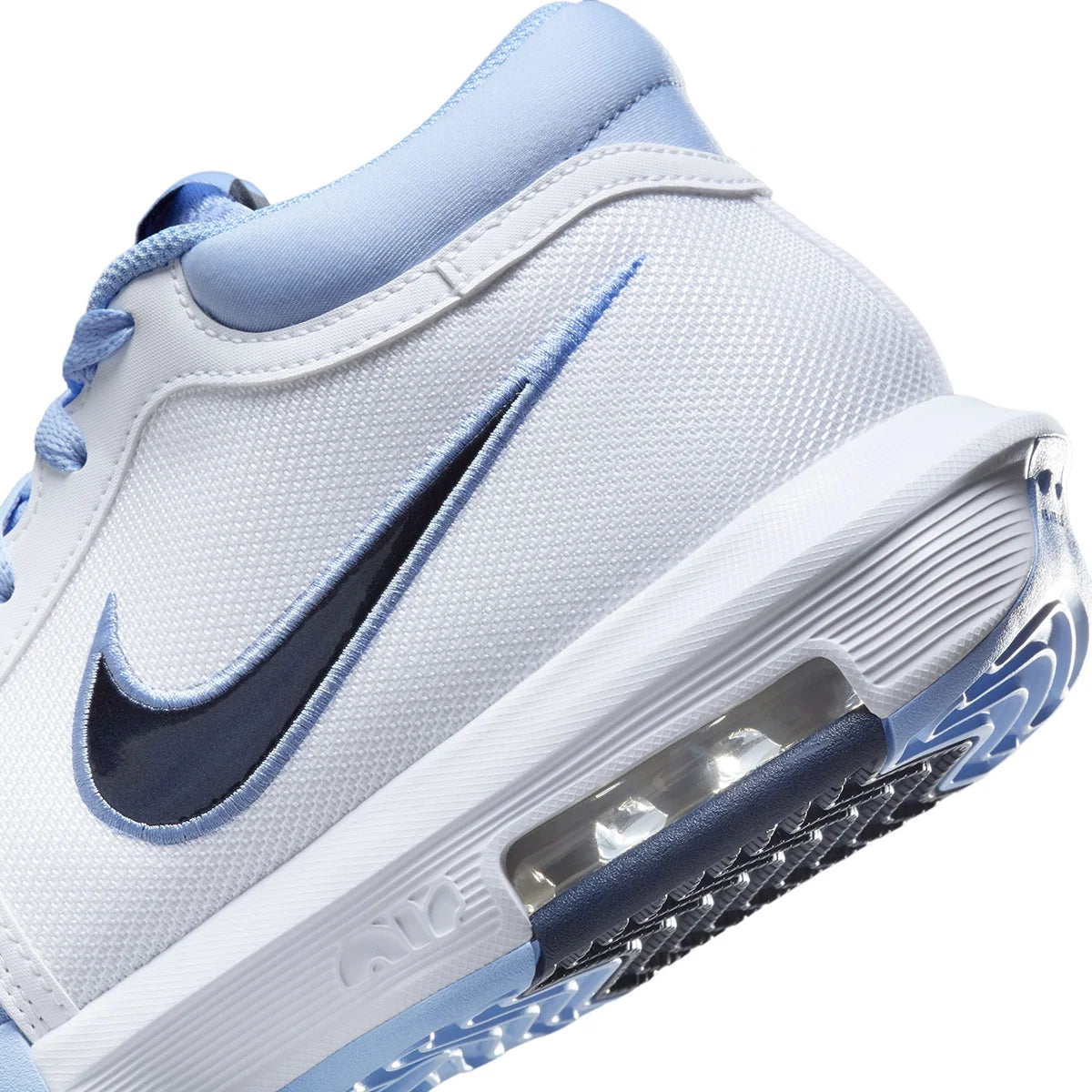 Nike LeBron Witness 8 UNC